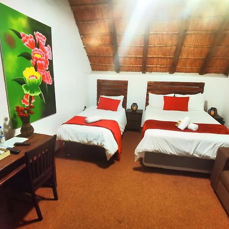 Libra Lodge Sandton Bagian luar foto