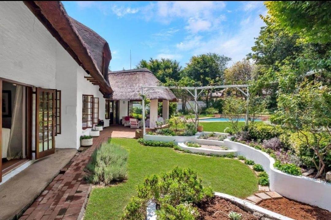 Libra Lodge Sandton Bagian luar foto