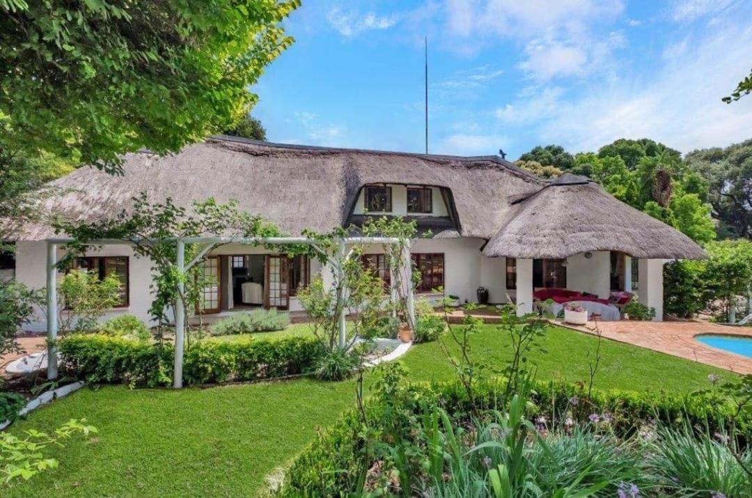 Libra Lodge Sandton Bagian luar foto