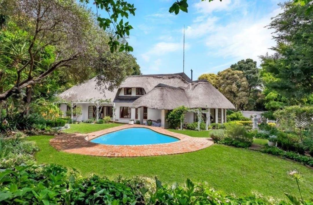 Libra Lodge Sandton Bagian luar foto