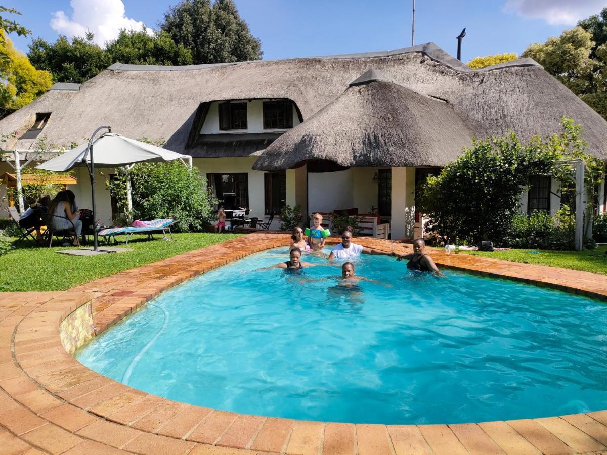 Libra Lodge Sandton Bagian luar foto