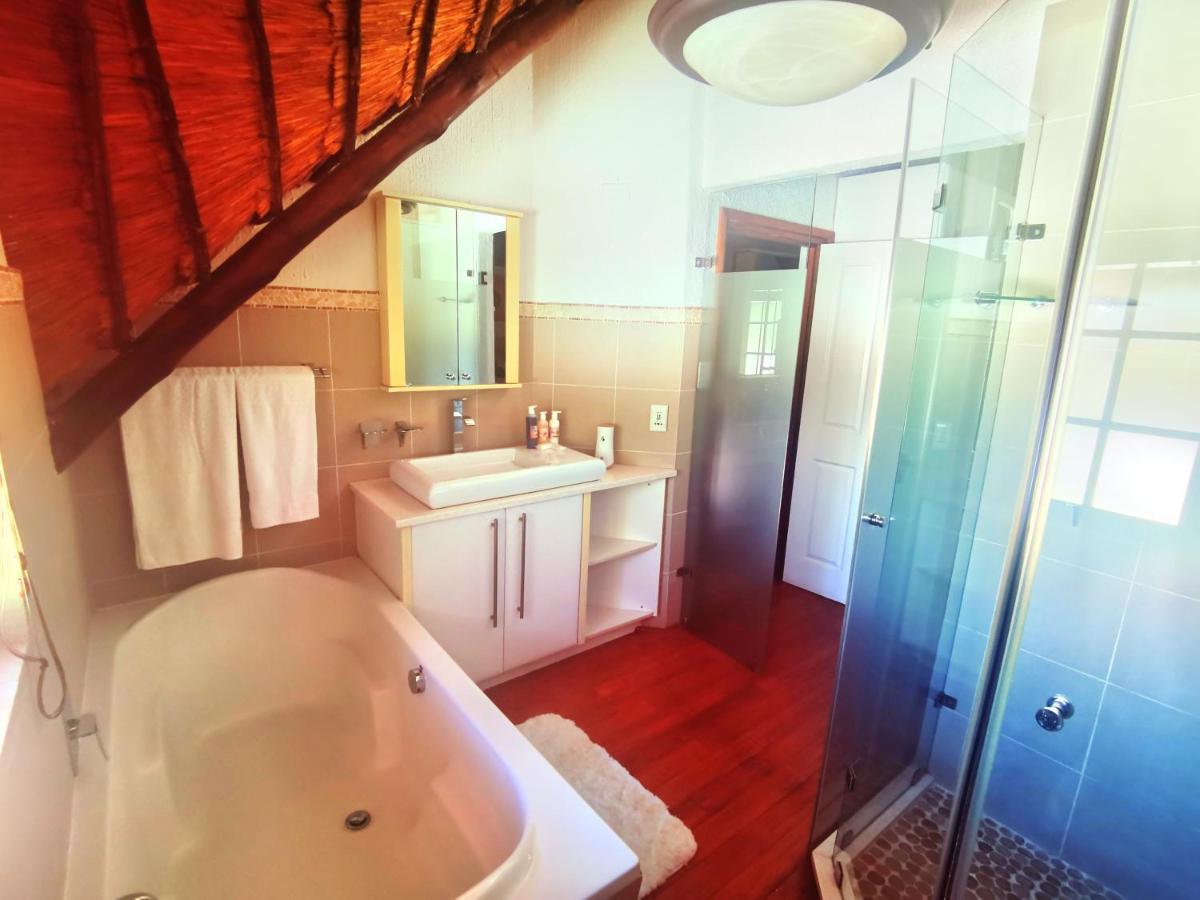 Libra Lodge Sandton Bagian luar foto