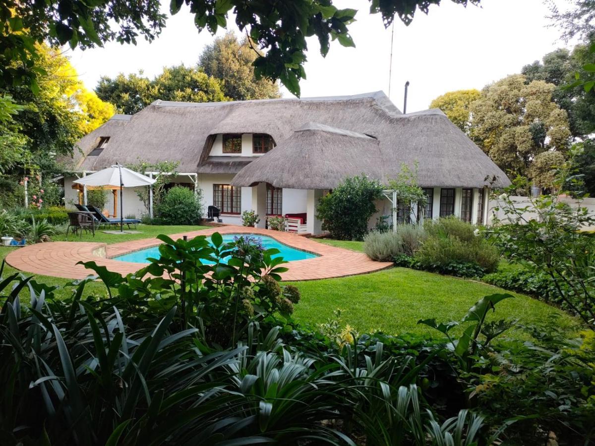 Libra Lodge Sandton Bagian luar foto