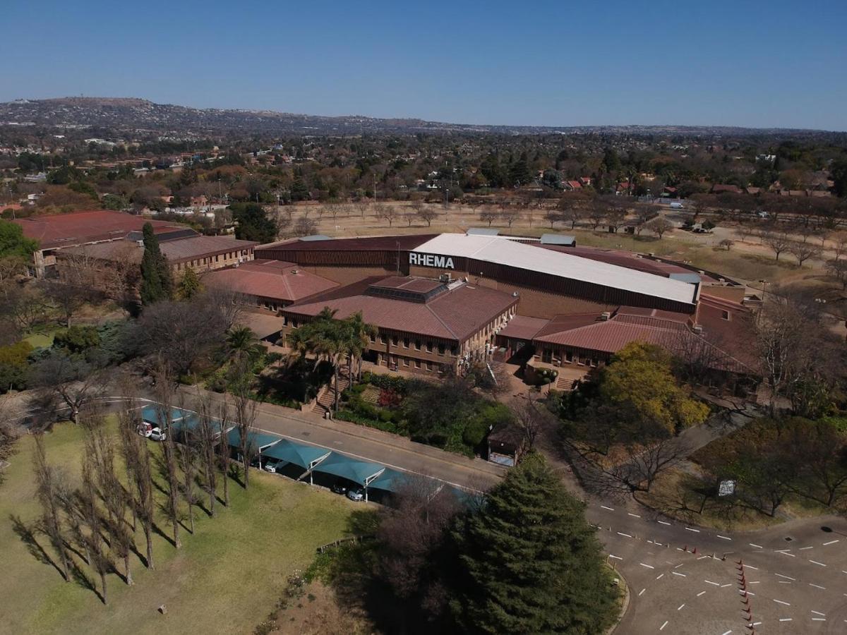 Libra Lodge Sandton Bagian luar foto