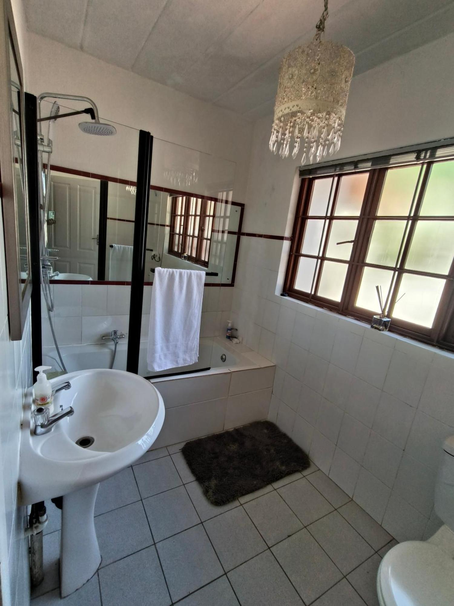Libra Lodge Sandton Bagian luar foto