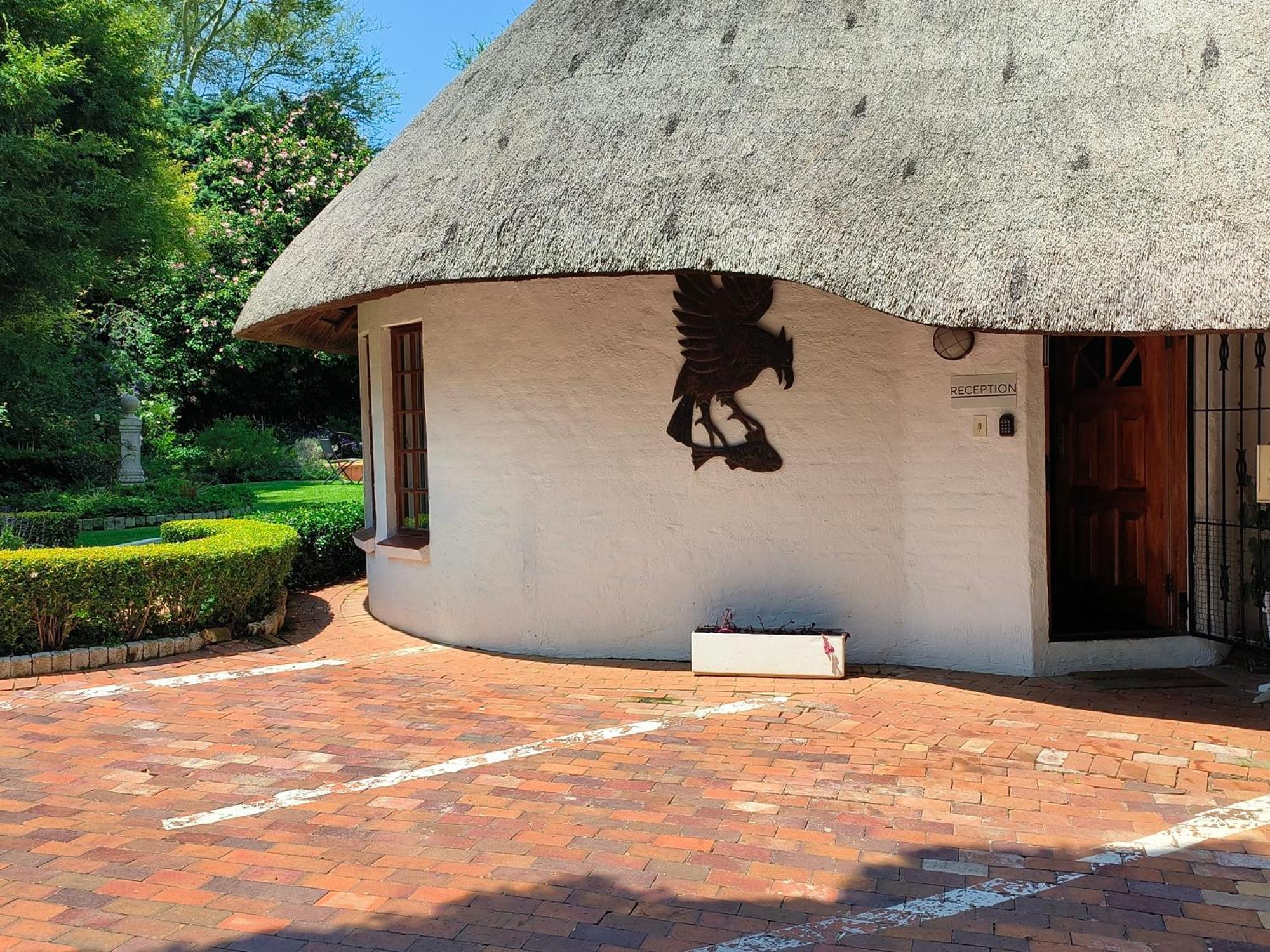 Libra Lodge Sandton Bagian luar foto