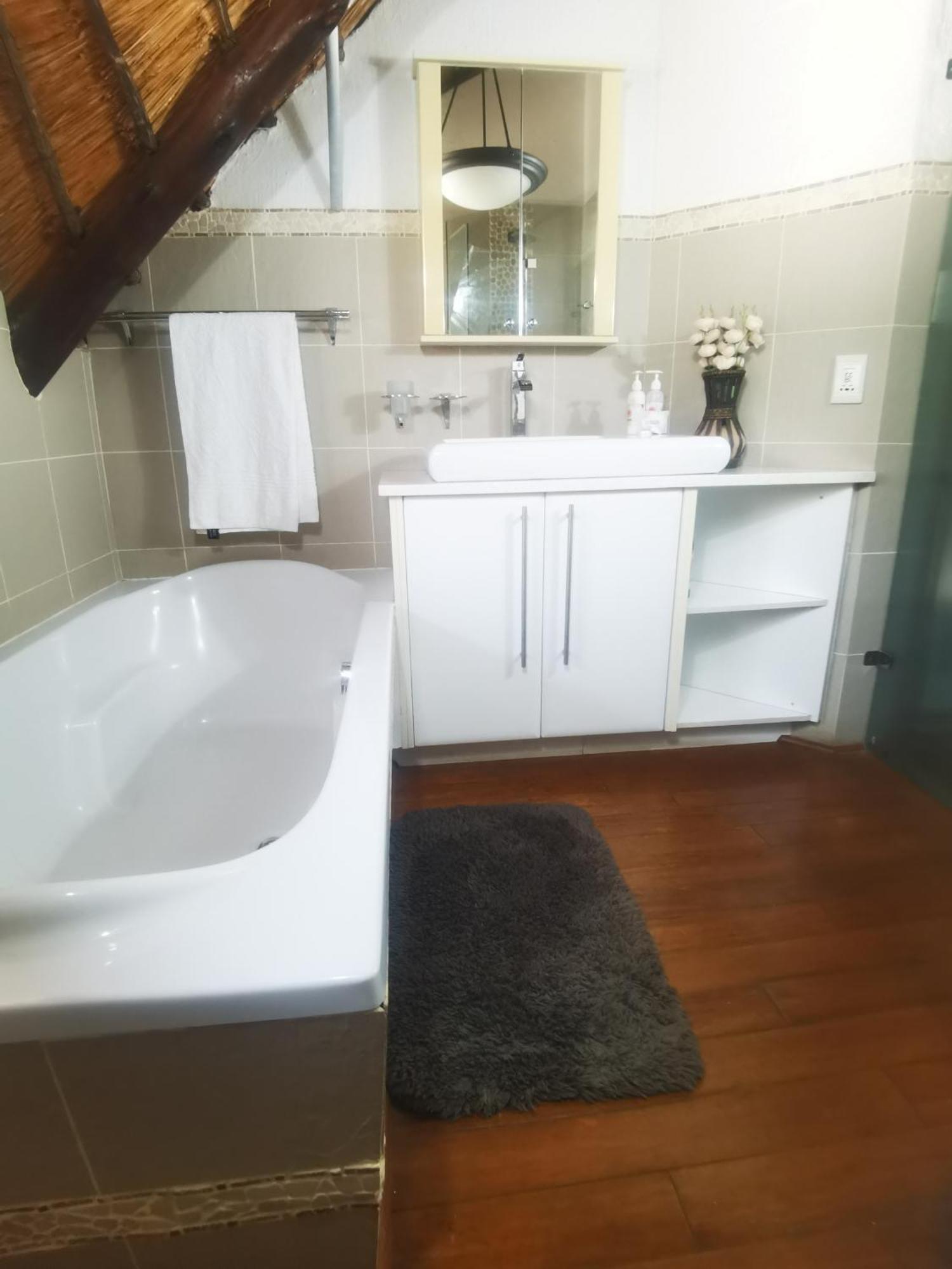 Libra Lodge Sandton Bagian luar foto